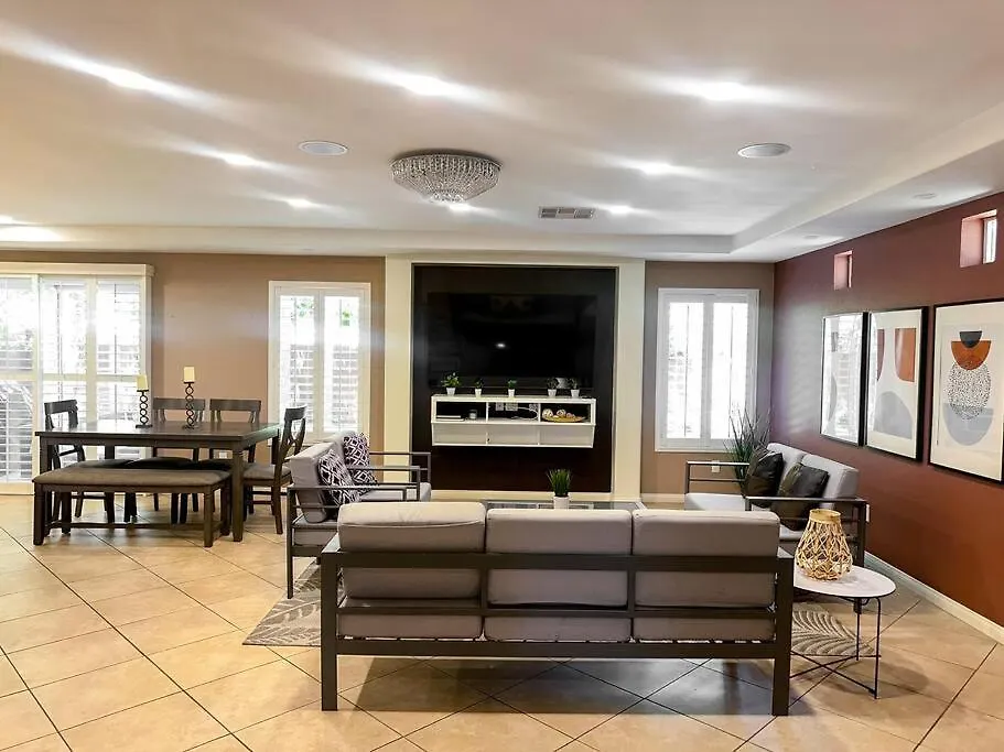 Spacious 4-Bed Family Retreat Wifi & Parking location